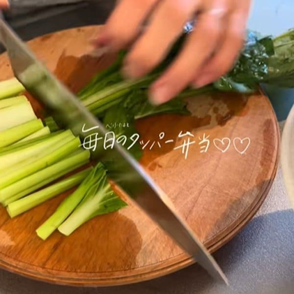 【旦那弁当】〈牛カルビ焼き〉がどっさりで〈目玉焼き〉がどーん！インパクト抜群な「ビビンバ弁当」が美味しそう！