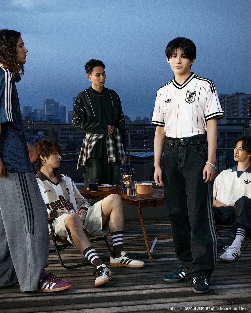 出所：PRTIMES「アディダス オリジナルス がFIFA ワールドカップ2026に先駆け長尾 謙杜を起用しSAMBAに焦点を当てたブロークコアスタイルのキャンペーンを展開」