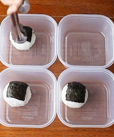 タッパーに詰める4人分の【おにぎり弁当】カラフルな副菜を詰めた彩り豊かな仕上がりに見入ってしまう…