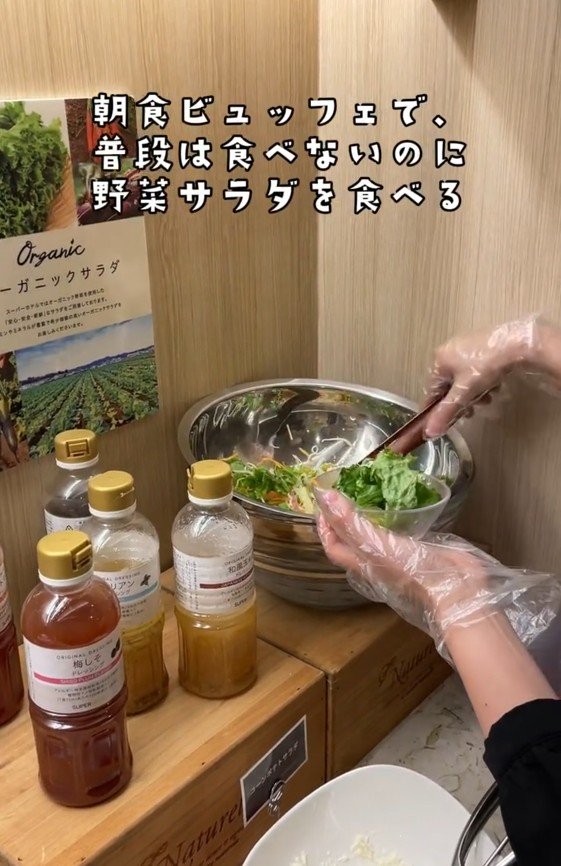 出所：@superhotel_official「スーパーホテルがお届けするホテルあるある朝食ver.」