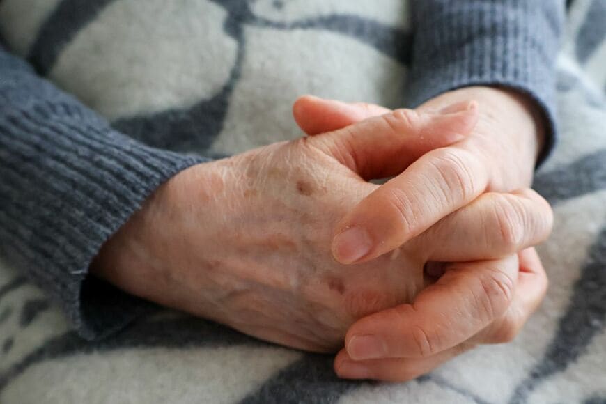 【年金と生活保護】両方受給は可能？「二重取り」の誤解と最低生活費を補う仕組みを解説｜国民年金の平均は月5万円台、シニア単身の支出は約14.8万円
