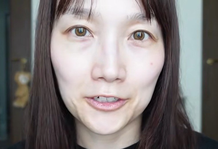 「ガラッと雰囲気を変えて」39歳メイクのプロが“強めメイク”に挑戦！秋の赤髪に似合う“攻め色”変身メイクに「このメイク好き！」の声