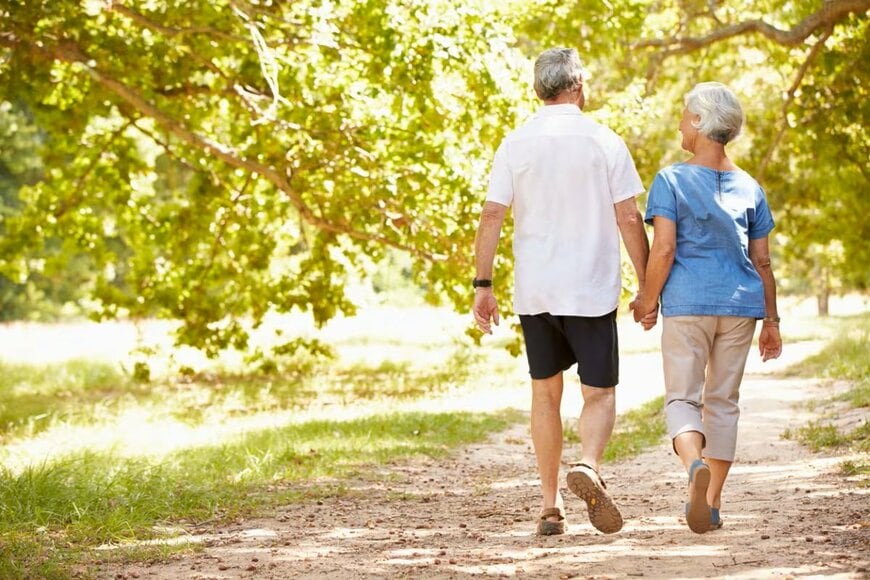 「生活苦しい」というシニアが5割超の現実。70歳代の夫婦世帯の「平均貯蓄額」やリアルな「家計収支」を解説