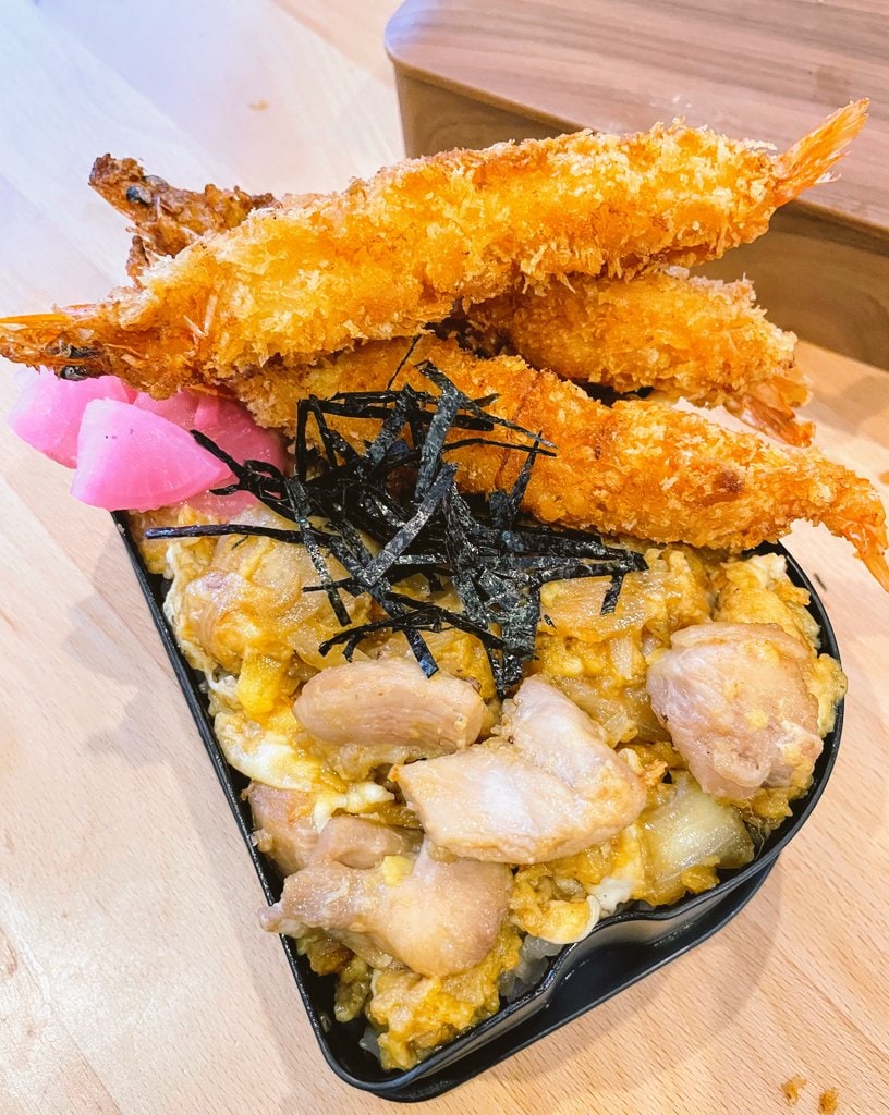 親子丼とエビフライの乗ったお弁当