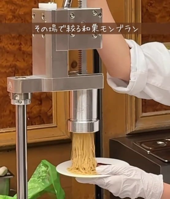 和栗モンブランはなんと目の前で完成！