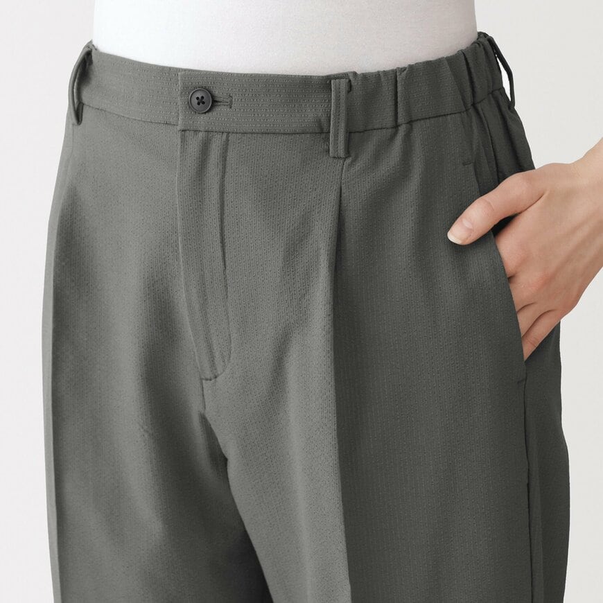 無印良品ネットストア「婦人 風を通す ストレッチサッカーイージーテーパードパンツ」の画像