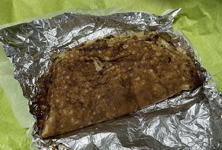 包み紙を開けた状態のお好み焼き