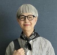 【70代マダム】無印良品「白Tシャツ」のレイヤードコーデが素敵！モノクロ合わせに「ピリッときいてる！」の声