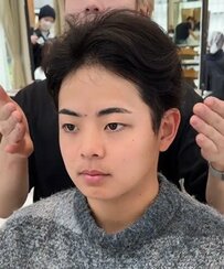 「なぜか顔が大きく見えてしまう」男性　プロにお任せのカット＆パーマで大変身した結果…