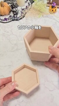 セリアの小箱が接着剤で組むだけ！わずか5分で作れるおしゃれな「ハロウィン飾り棚」に反響