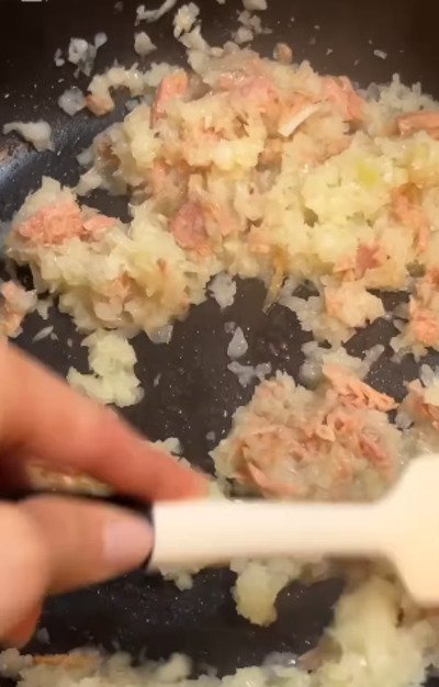玉ねぎとツナを混ぜる