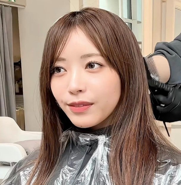 髪のダメージに悩むロング女性→〈レイヤーカット×グレージュ〉で可愛いデザインのツヤ髪にスタイルチェンジ！