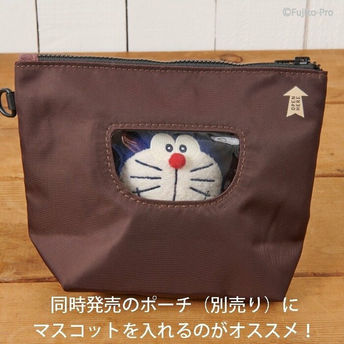 ぬいぐるみを入れると窓からドラえもんが顔をのぞかせます