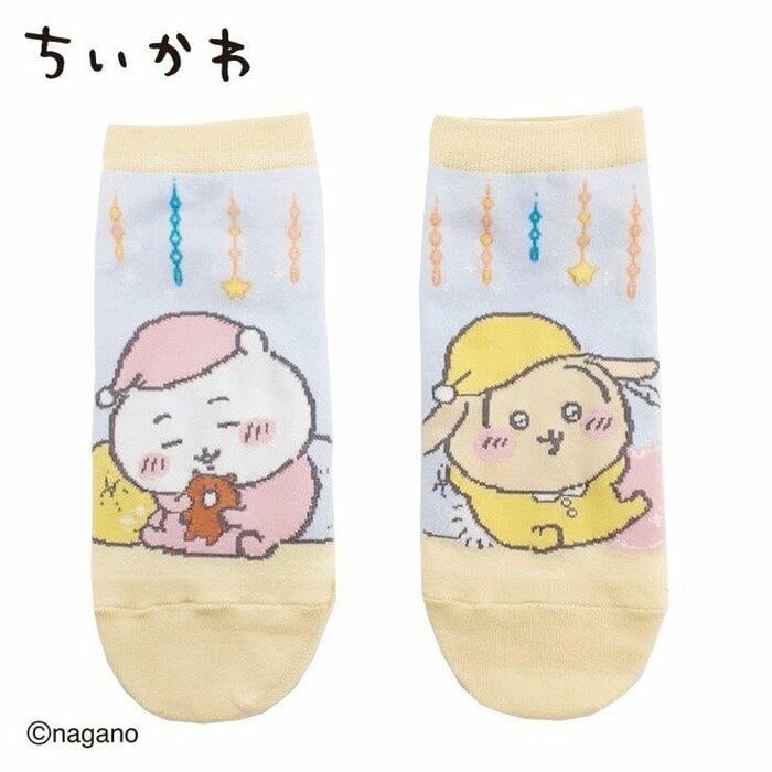 ちいかわとうさぎがパジャマを着てリラックス