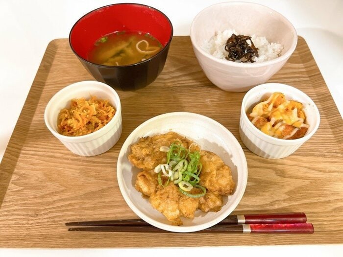 おぼんに献立一式を並べてみるとこのような感じ