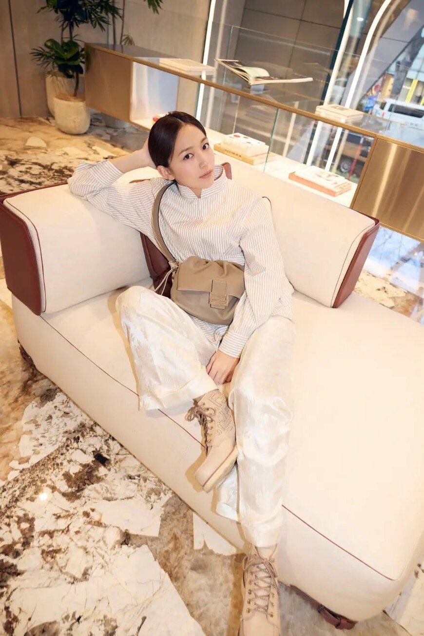 出所：フェンディ・ジャパン株式会社「「マンマ バゲット」の発売を記念し、川口春奈を起用したスペシャルムービーを公開！」