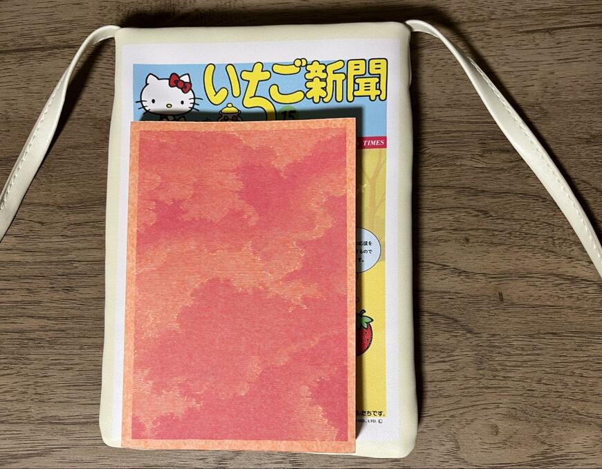 筆者撮影(フェリシモ、サンリオキャラクターコラボ いちご新聞スマホポシェット)