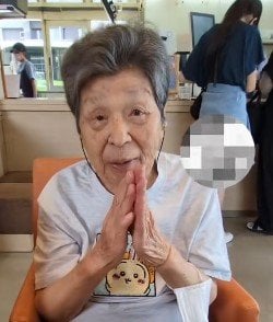 【84歳おばあちゃん】人生初のモスバーガーを満喫 圧倒的な爆食姿に思わず感動