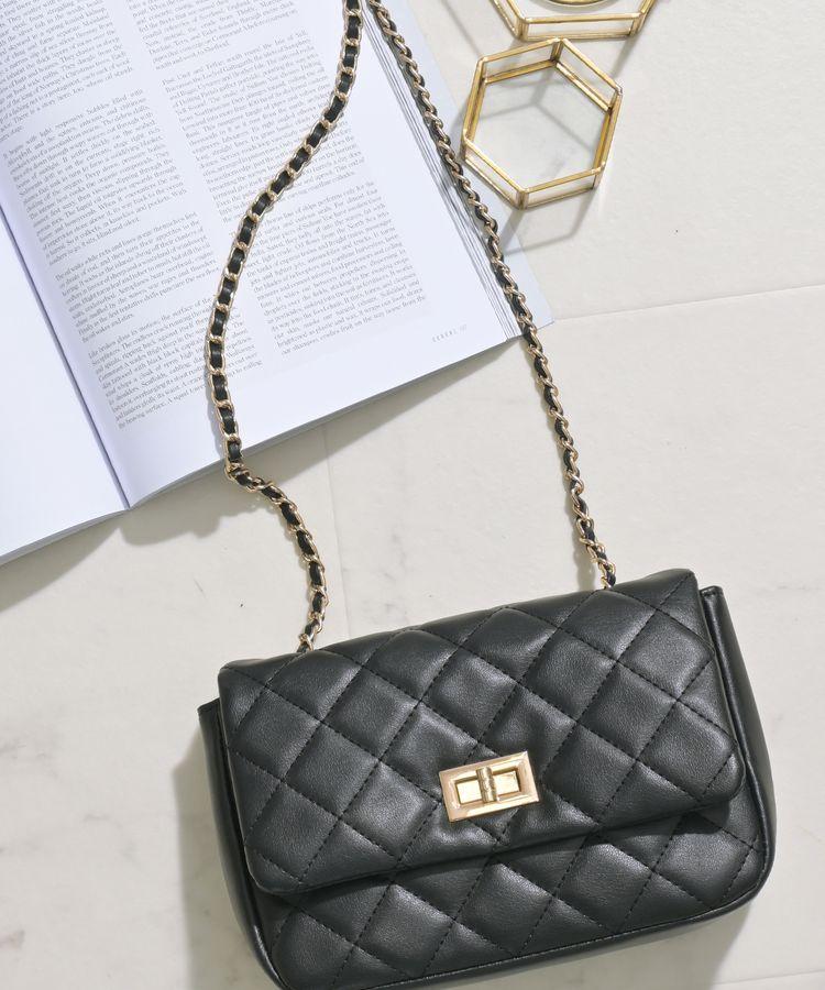 スマホショルダーとしても便利そう。ハニーズの注目アイテムです。使い勝手バツグンの定番ブラック（出所：ハニーズ公式通販 フラップショルダーバッグ）