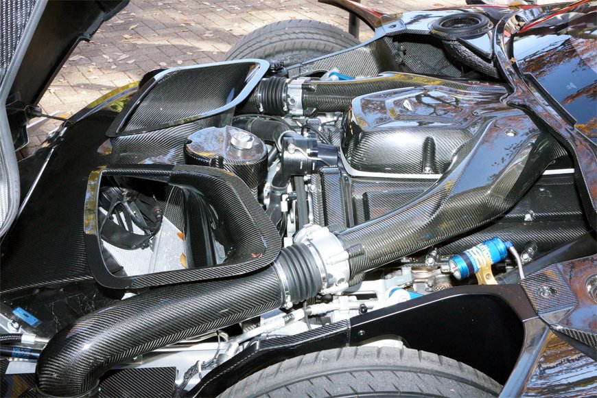 エンジンは自然吸気のV型直列12気筒7.0Lで811psを発生