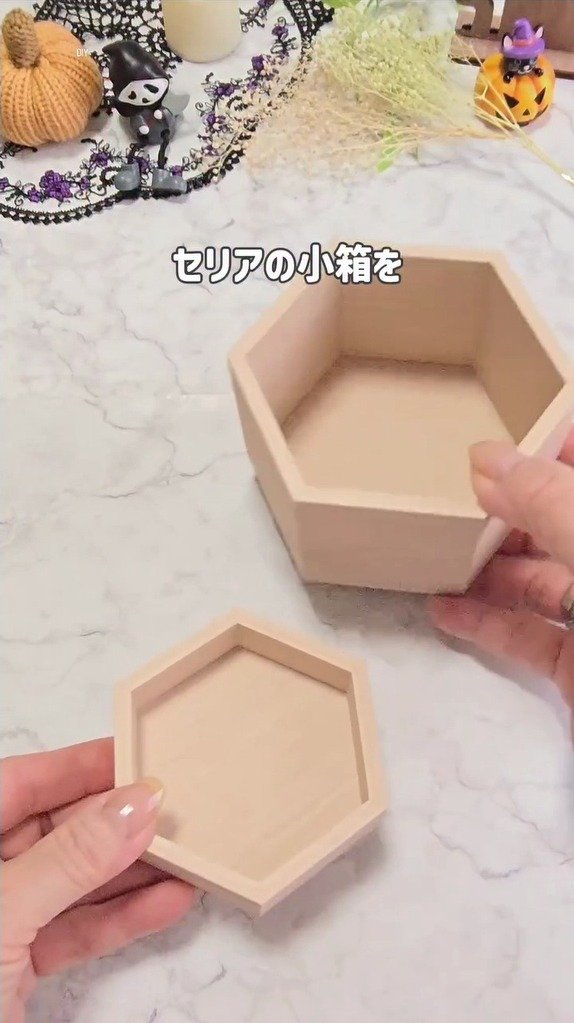 セリアの小箱が接着剤で組むだけ！わずか5分で作れるおしゃれな「ハロウィン飾り棚」に反響
