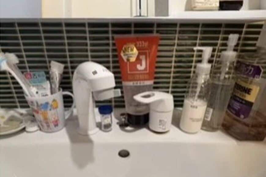 【100均DIY】セリアの「アイアン棚受け」で生活感ゼロに…　洗面所が330円でホテルライクに大変身