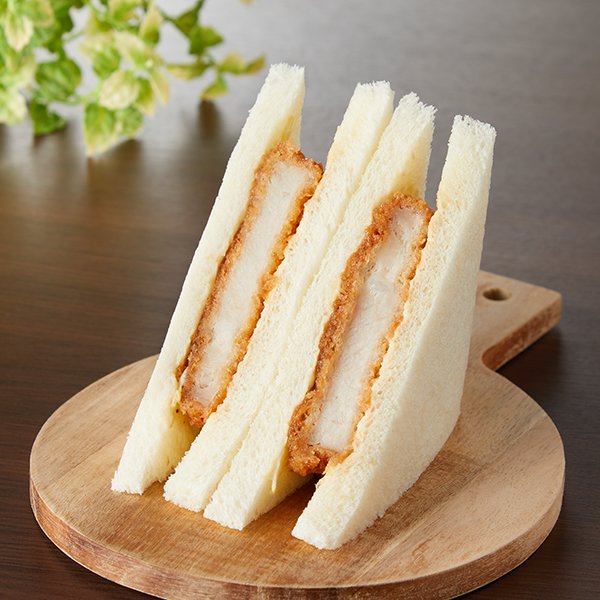 出所：株式会社ファミリーマート「“お肉”が主役！夏にぴったりボリューミーな よくばり肉サンドが7月23日（火）より堂々登場！ ～具材のおいしさ引き立つくちどけの良いパンに進化～」