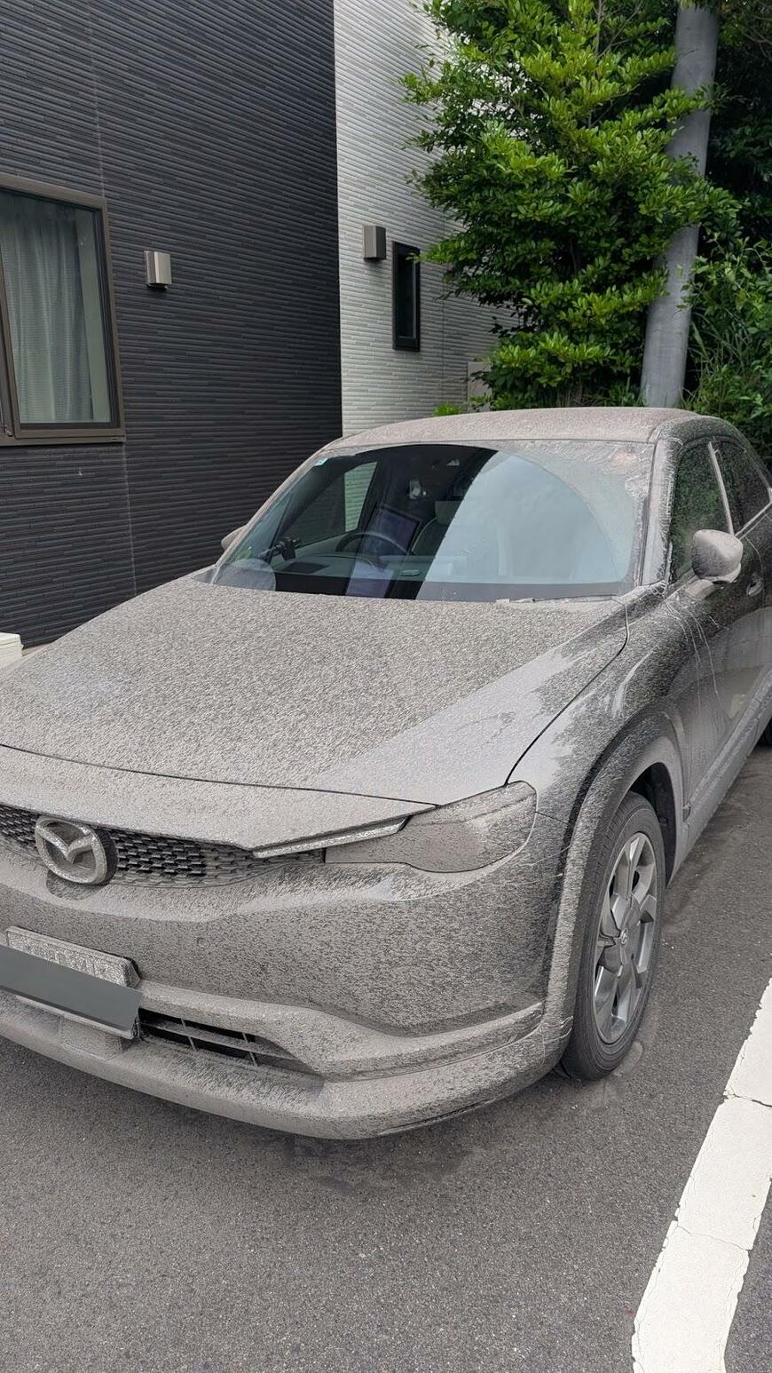 火山灰がかかった自動車