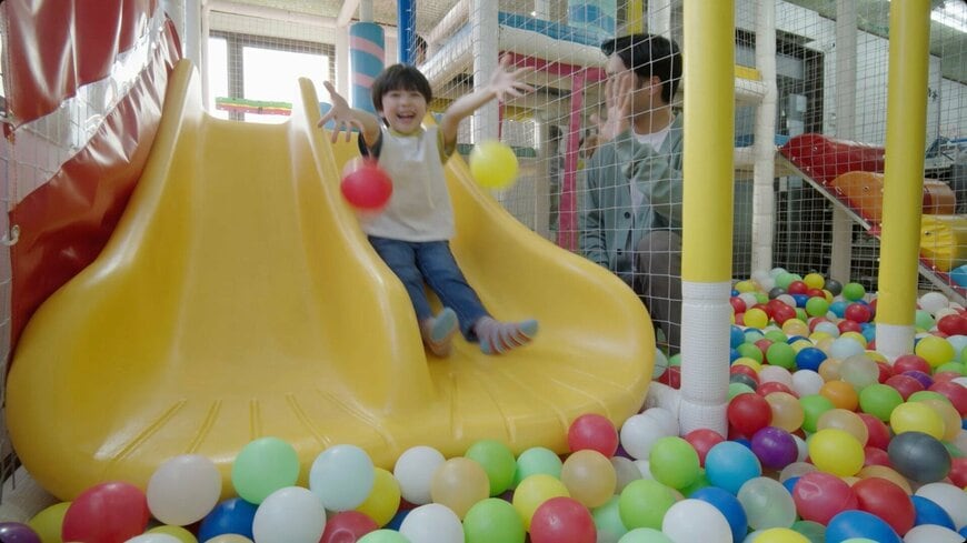 キッズパークで遊んでいる子どもの写真