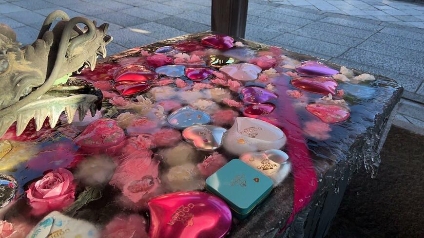 「GODIVA」のチョコレート缶を浮かべたバレンタイン仕様