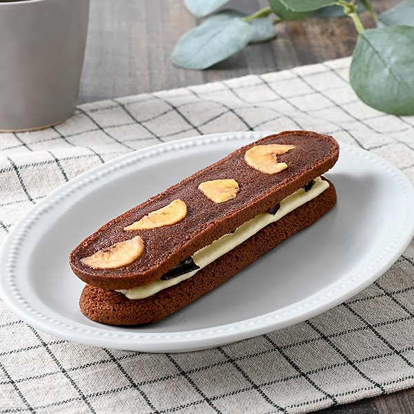 ファミリーマートの新商品：チョコバナナクッキーサンド