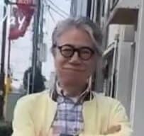【73歳イケオジ】がサラッと着こなす「イエローコーデ」がオシャレ！チェックシャツを合わせた大人の余裕スタイル