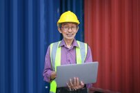 65歳以上の無職夫婦世帯「平均貯蓄額・月の生活費・年金月額」はいくらか。「老後のふつうの暮らし」とは