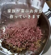 ハンバーグが主役！17種類の食材で作る彩り弁当が美味しそう。忙しい朝に便利な時短のコツも！