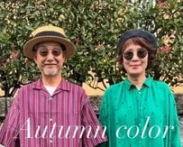 【60代夫婦】の“鮮やか秋カラーコーデ”が素敵！さりげないリンクカラーが微笑ましい