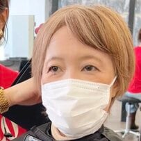 金髪ショートをさらにスッキリさせたい女性→〈淡めピンクカラーのオン眉ショート〉にスタイルチェンジ「可愛い！」の声