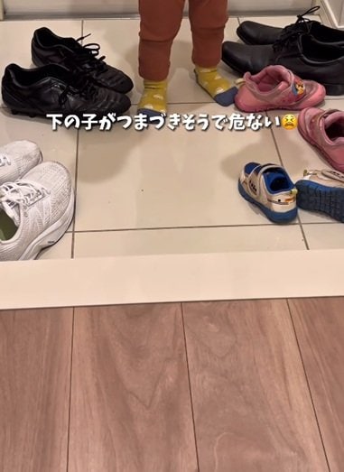 変身前の靴が散乱する玄関