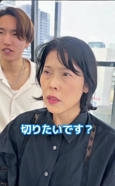 あご下の長さで、ふんわりと広がる黒髪ボブの女性（ビフォー）