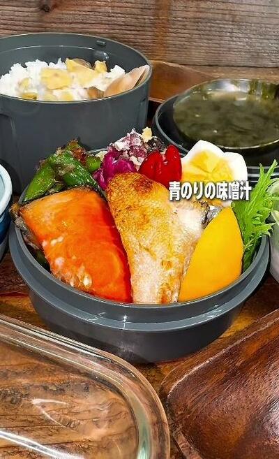 新しょうがを添えた栗ご飯の隣で、青のりの味噌汁が容器を満たしたところ