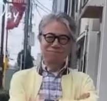 【73歳イケオジ】がサラッと着こなす「イエローコーデ」がオシャレ！チェックシャツを合わせた大人の余裕スタイル