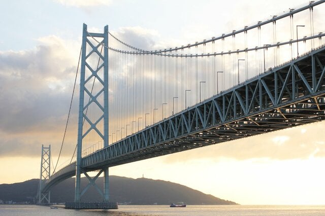 明石海峡大橋の下から撮影した迫力ある光景！いつもとは違う姿に「初めて見た」「これはスゴイ」