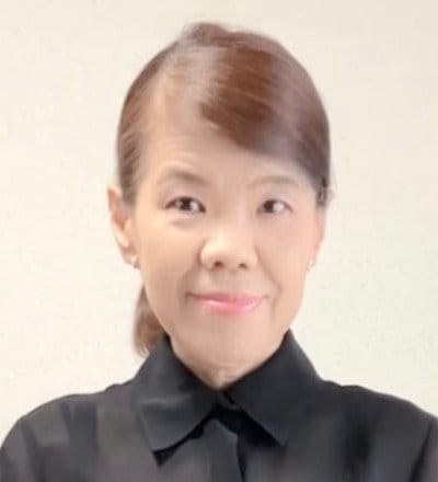 【60代マダム】シースルーの黒ブラウスを上品に着こなす！蒸し暑い日にも涼しげな〈大人カジュアルコーデ〉が素敵