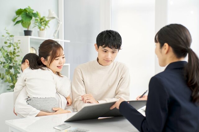 【令和8年 配偶者控除】年収「136万円の壁」へ引き上げ。12月の年末調整から適用