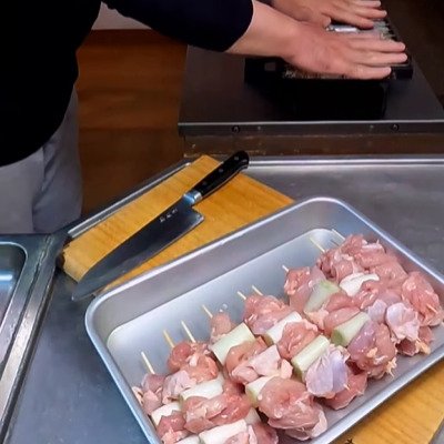 父が高校生の息子のために作る【ネギま弁当】ご飯の上にタレをかけたネギまをドン！豪快な盛り付けで美味しそう