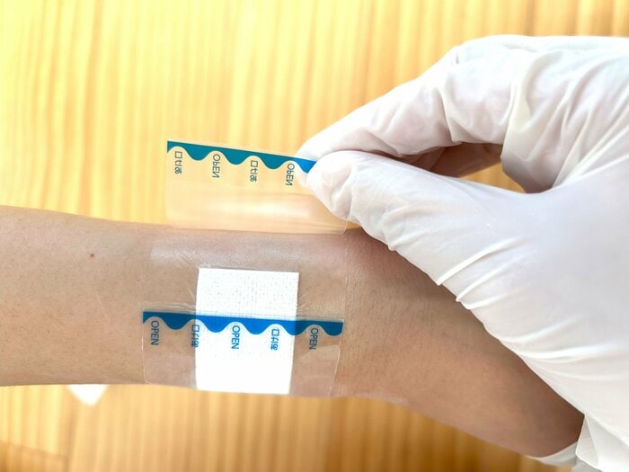 クリアシールを剥がしながら再度フィルムを押さえていくのがポイント