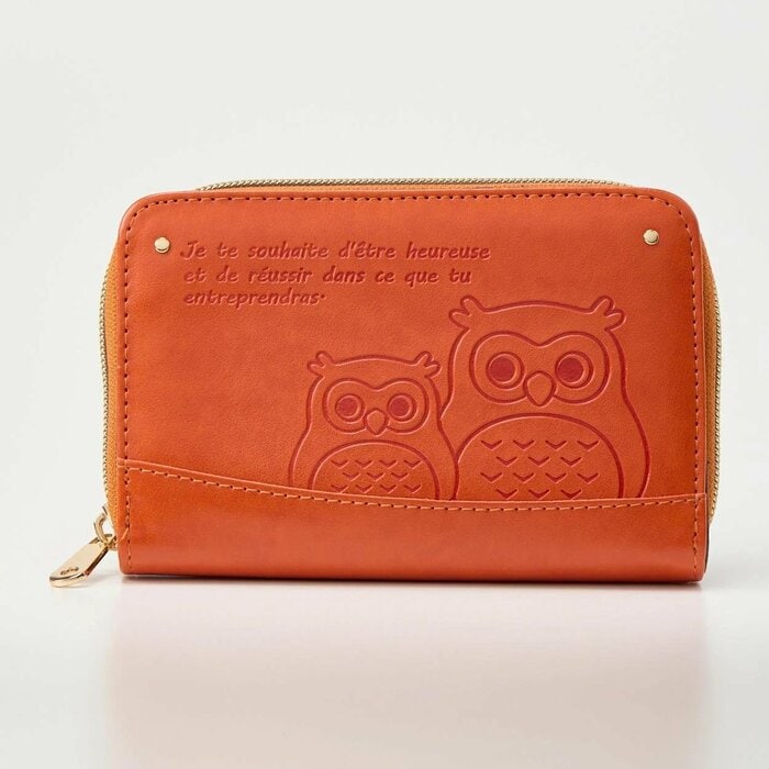 コーディネートのアクセントになる華やかなオレンジ色