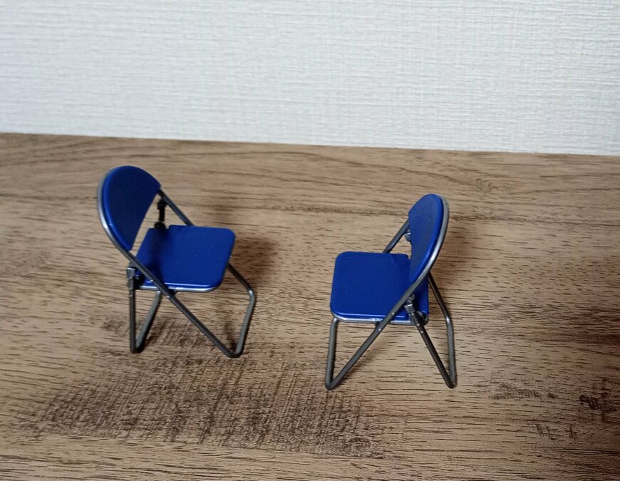 筆者撮影（山田化学株式会社、ミニチュアパイプ椅子 2P）