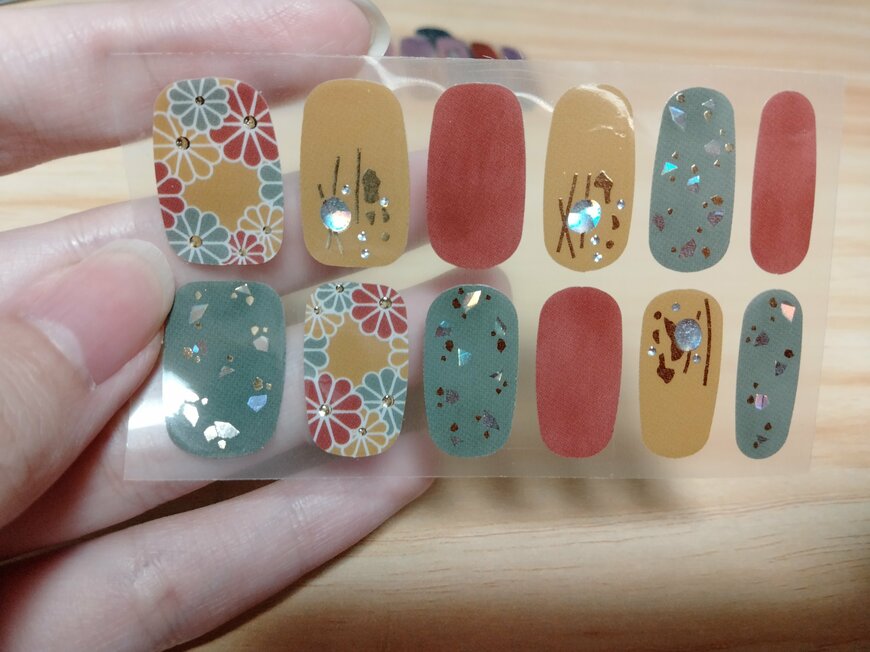 出所：筆者撮影（キャンドゥ、UVジェルネイルシール）