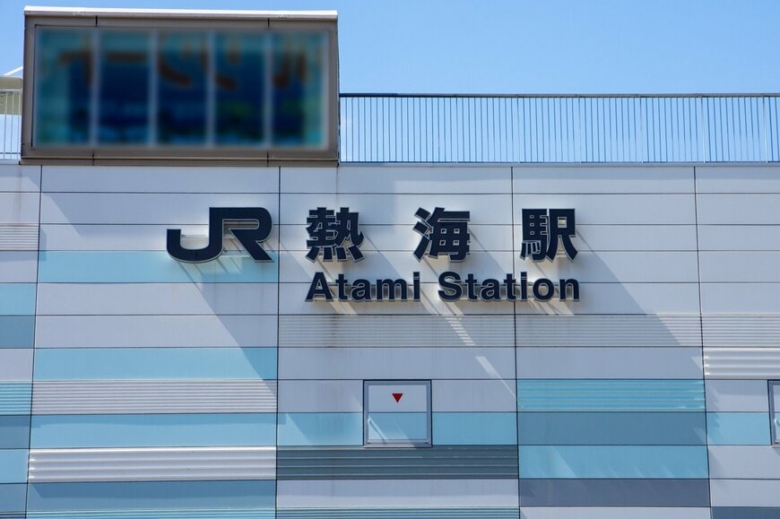 熱海駅で目撃した「発車標の表示」に思わず目を疑う　「ドット絵職人の執念」「一瞬フリーズした」