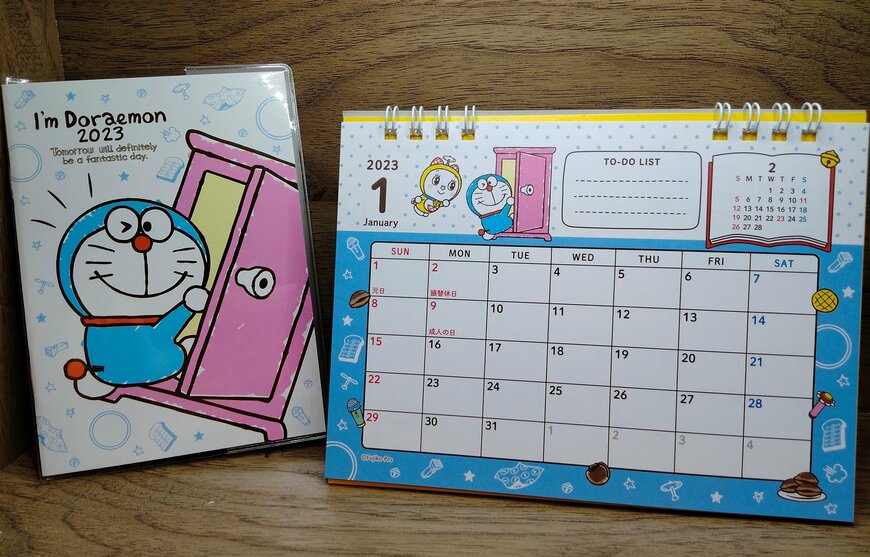 （筆者撮影：セリア、I'm Doraemon 2023年 A6手帳・セリア、I'm Doraemon 2023年卓上リングカレンダー）